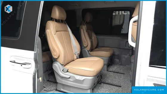 HYUNDAI STARIA LOUNGE 9-SEATER