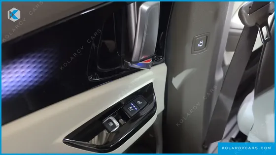 KIA CARNIVAL GASOLINE 9-SEATER HI-LIMOUSINE