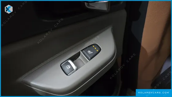 KIA CARNIVAL GASOLINE 9-SEATER NOBLESSE