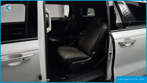 KIA CARNIVAL GASOLINE 9-SEATER SIGNATURE