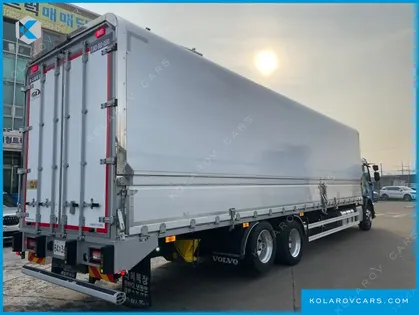 VOLVO CARGO TRUCK 6X2