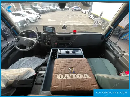VOLVO CARGO TRUCK 6X2