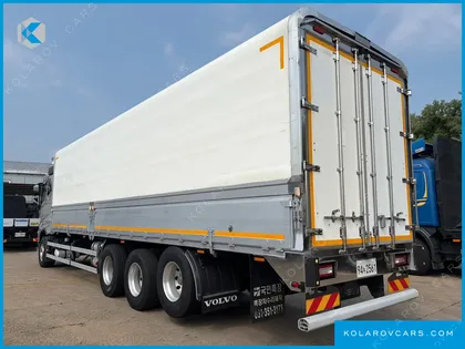 VOLVO CARGO TRUCK 8X4