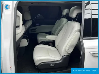 KIA CARNIVAL GASOLINE 9-SEATER SIGNATURE