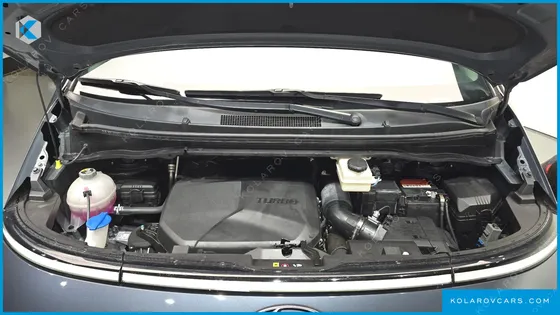 HYUNDAI STARIA 4WD LOUNGE 9-SEATER