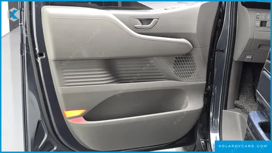 HYUNDAI STARIA 4WD LOUNGE 9-SEATER
