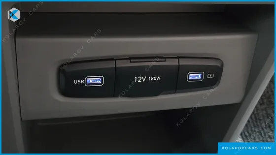 HYUNDAI STARIA 4WD LOUNGE 9-SEATER