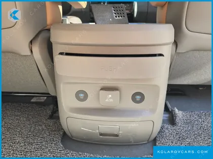 HYUNDAI STARIA 4WD LOUNGE 9-SEATER