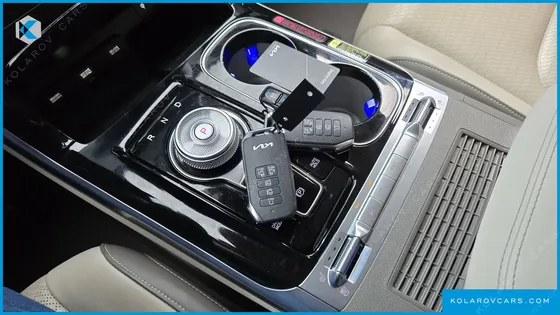KIA CARNIVAL GASOLINE 7-SEATER HI-LIMOUSINE
