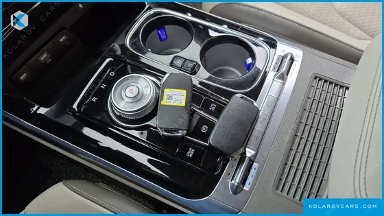 KIA CARNIVAL GASOLINE 7-SEATER HI-LIMOUSINE