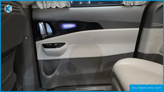 KIA CARNIVAL GASOLINE 7-SEATER HI-LIMOUSINE