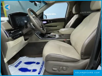 KIA CARNIVAL 7-SEATER HI-LIMOUSINE