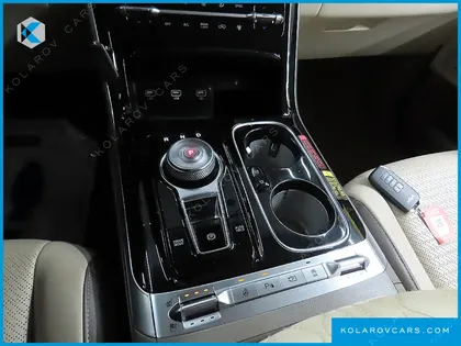 KIA CARNIVAL 7-SEATER HI-LIMOUSINE