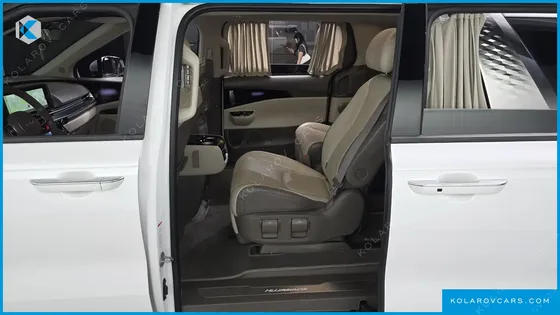 KIA CARNIVAL 7-SEATER HI-LIMOUSINE