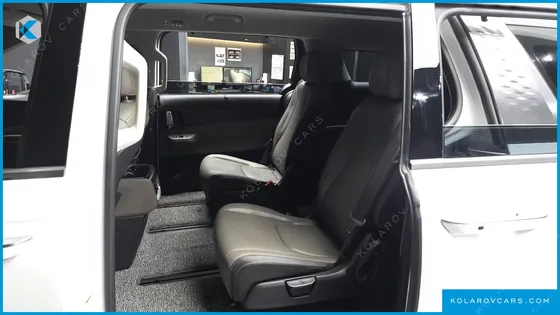 KIA CARNIVAL DIESEL 7-SEATER OUTDOOR