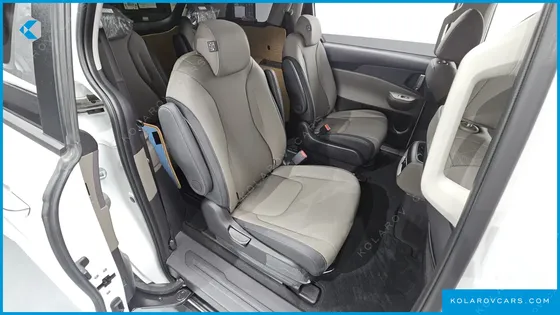 KIA CARNIVAL GASOLINE 9-SEATER PRESTIGE