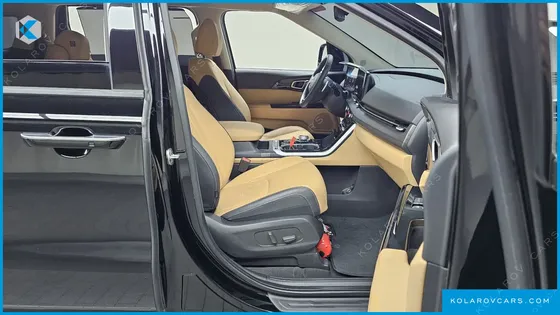 KIA CARNIVAL GASOLINE 11-SEATER SIGNATURE
