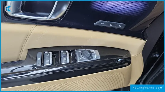 KIA CARNIVAL GASOLINE 11-SEATER SIGNATURE