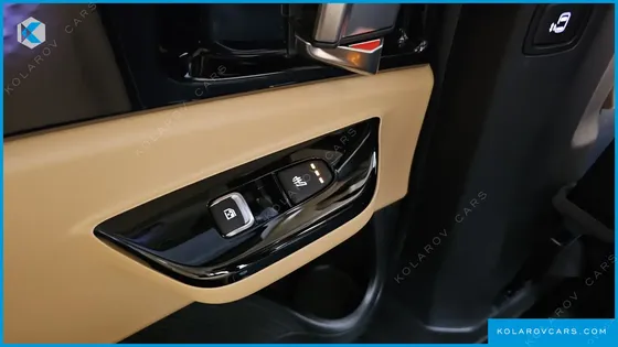 KIA CARNIVAL GASOLINE 11-SEATER SIGNATURE