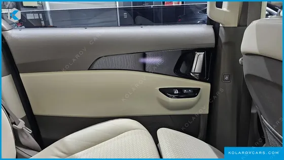 KIA CARNIVAL GASOLINE 7-SEATER HI-LIMOUSINE