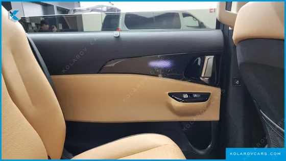 KIA CARNIVAL GASOLINE 11-SEATER SIGNATURE
