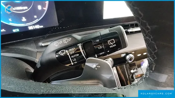 KIA CARNIVAL GASOLINE 11-SEATER SIGNATURE