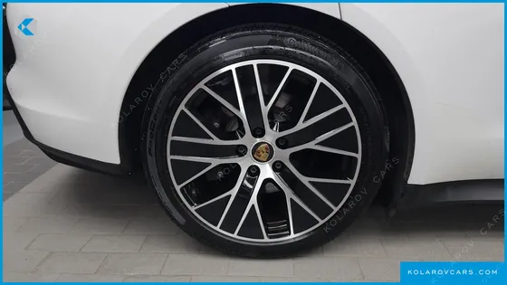 PORSCHE TAYCAN BASE