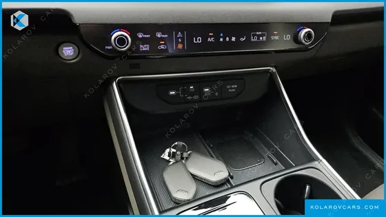 KIA CARNIVAL GASOLINE 9-SEATER NOBLESSE