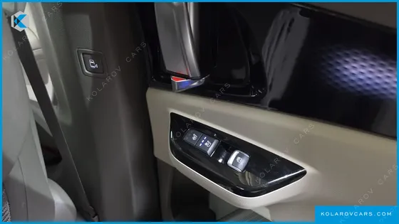 KIA CARNIVAL GASOLINE 7-SEATER HI-LIMOUSINE