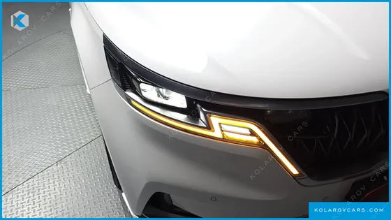 KIA CARNIVAL GASOLINE 7-SEATER HI-LIMOUSINE