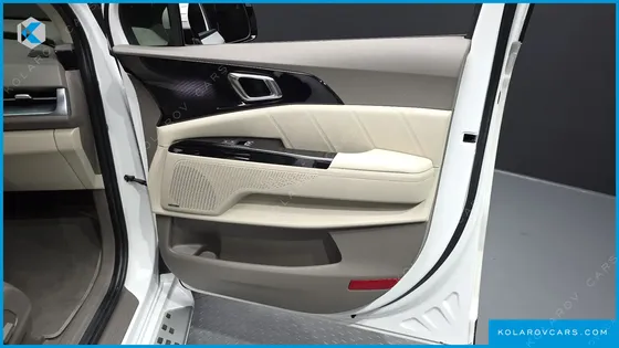 KIA CARNIVAL GASOLINE 7-SEATER HI-LIMOUSINE