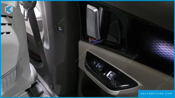 KIA CARNIVAL GASOLINE 7-SEATER HI-LIMOUSINE