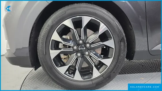 KIA CARNIVAL DIESEL 7-SEATER OUTDOOR
