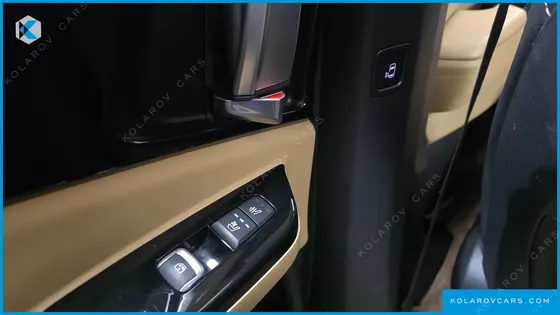 KIA CARNIVAL DIESEL 7-SEATER OUTDOOR
