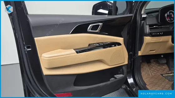 KIA CARNIVAL DIESEL 7-SEATER OUTDOOR