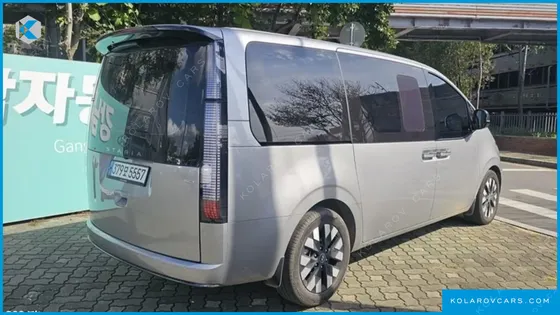 HYUNDAI STARIA LOUNGE 9-SEATER