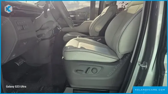 HYUNDAI STARIA LOUNGE 9-SEATER