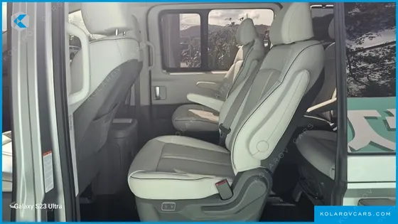 HYUNDAI STARIA LOUNGE 9-SEATER