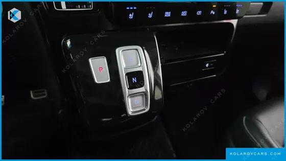 HYUNDAI STARIA 4WD LOUNGE 9-SEATER