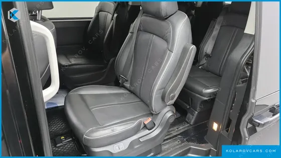 HYUNDAI STARIA 4WD LOUNGE 9-SEATER
