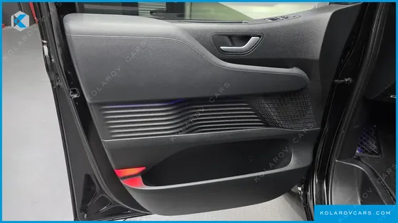 HYUNDAI STARIA 4WD LOUNGE 9-SEATER
