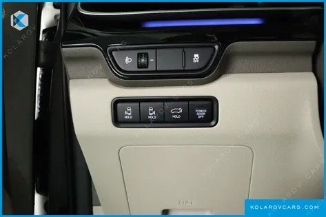 KIA CARNIVAL GASOLINE 7-SEATER SIGNATURE