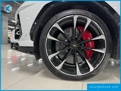 LAMBORGHINI URUS 4.0 V8