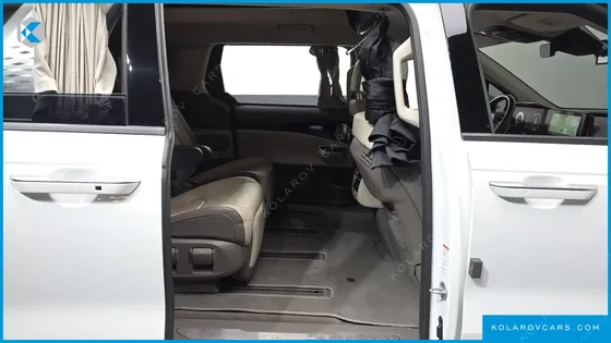 KIA CARNIVAL 7-SEATER HI-LIMOUSINE