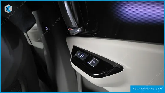 KIA CARNIVAL 7-SEATER HI-LIMOUSINE