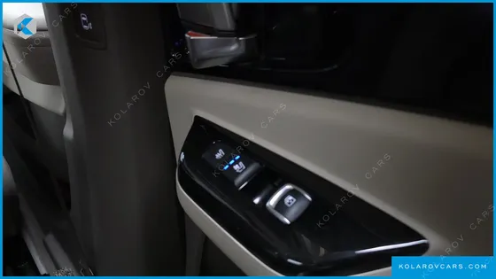 KIA CARNIVAL GASOLINE 7-SEATER HI-LIMOUSINE