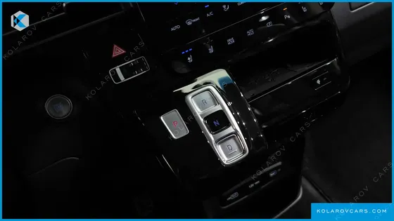 HYUNDAI STARIA 4WD LOUNGE 9-SEATER