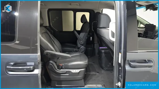 HYUNDAI STARIA 4WD LOUNGE 9-SEATER