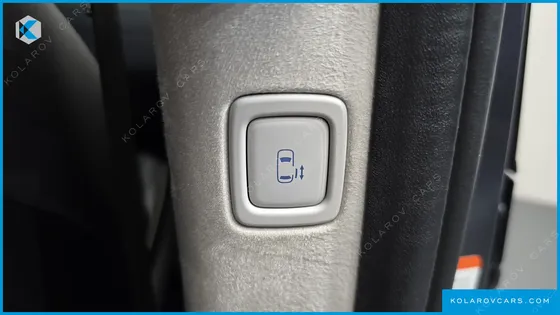 HYUNDAI STARIA 4WD LOUNGE 9-SEATER