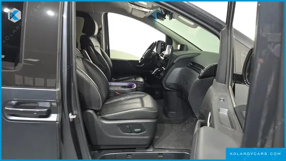 HYUNDAI STARIA 4WD LOUNGE 9-SEATER